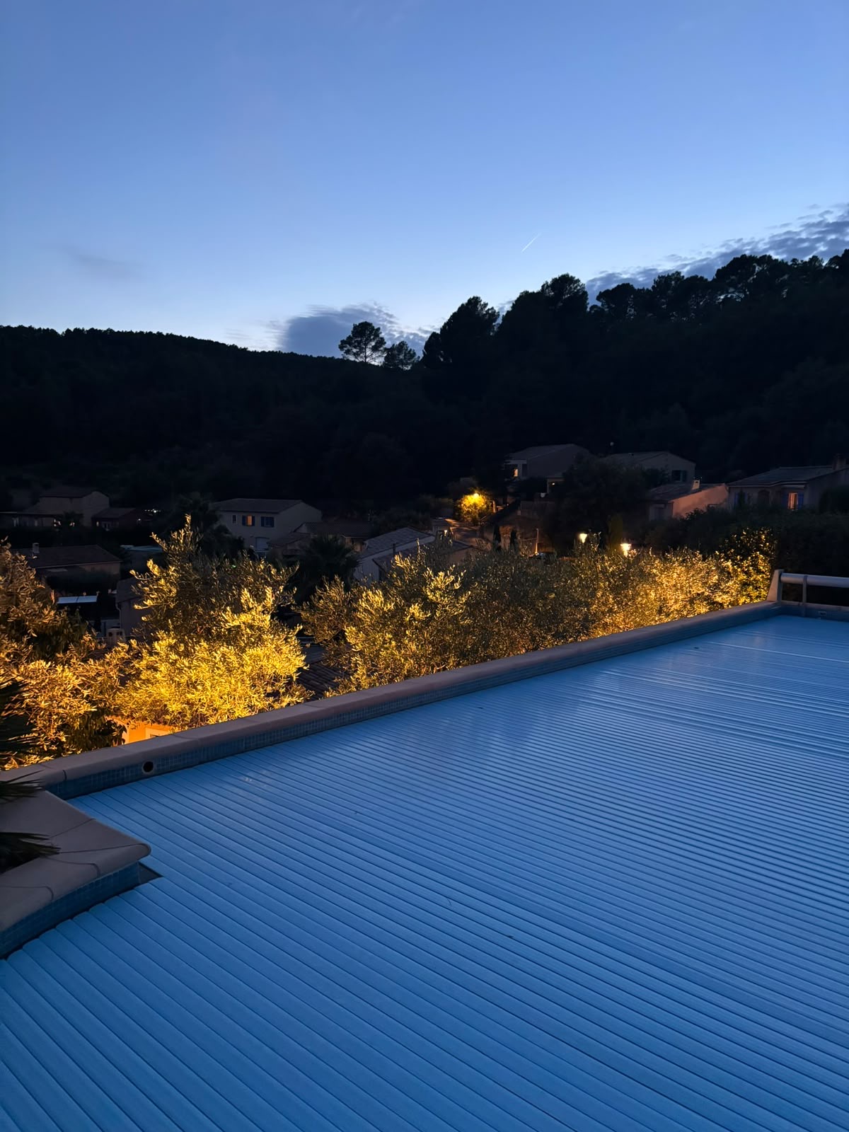 Piscine éclairée en LED bleue de nuit, reflets lumineux dans l'eau, Var
