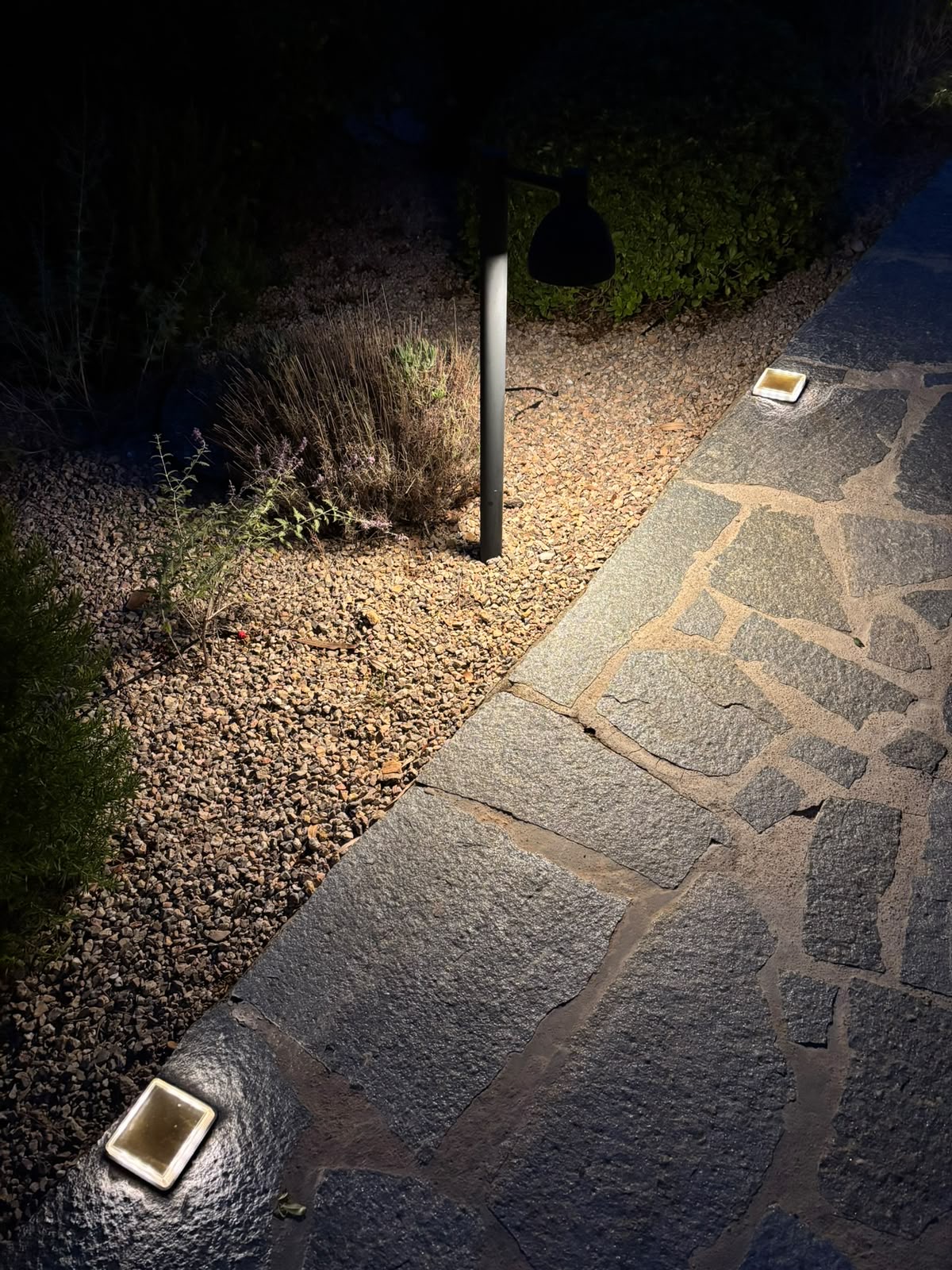 Borne lumineuse et spots encastrés sur allée en pierre de nuit, jardin particulier Var